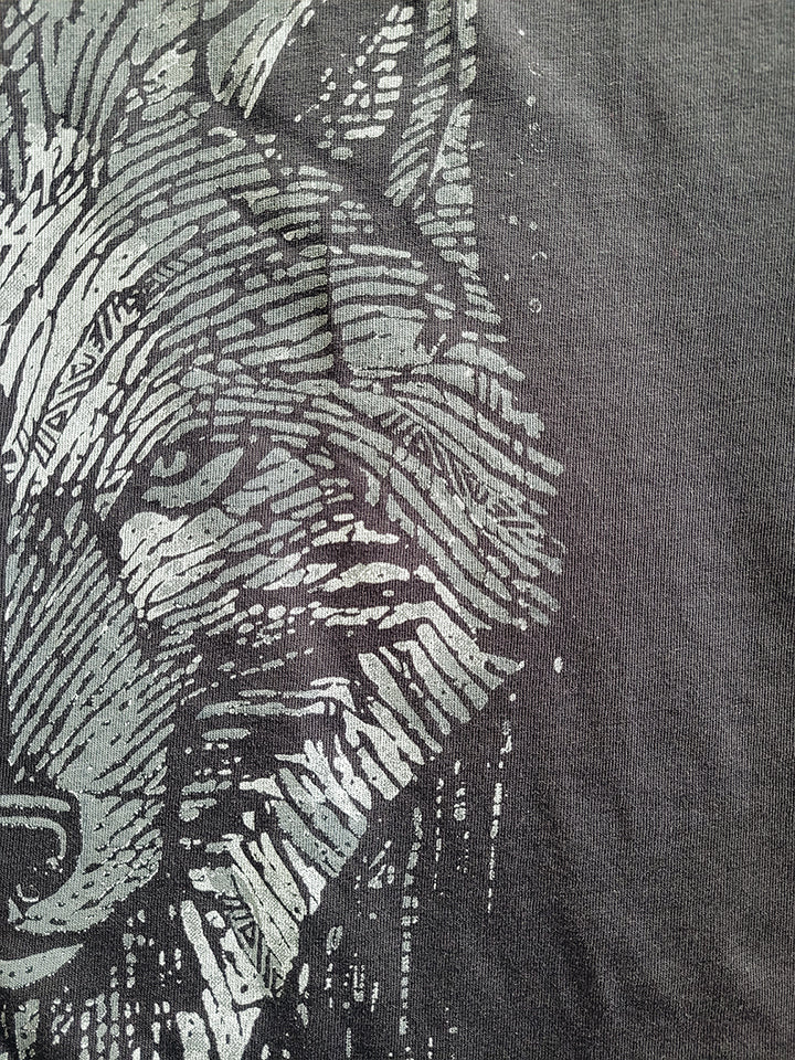 "grafisks vilks" uz Roll t-krekla