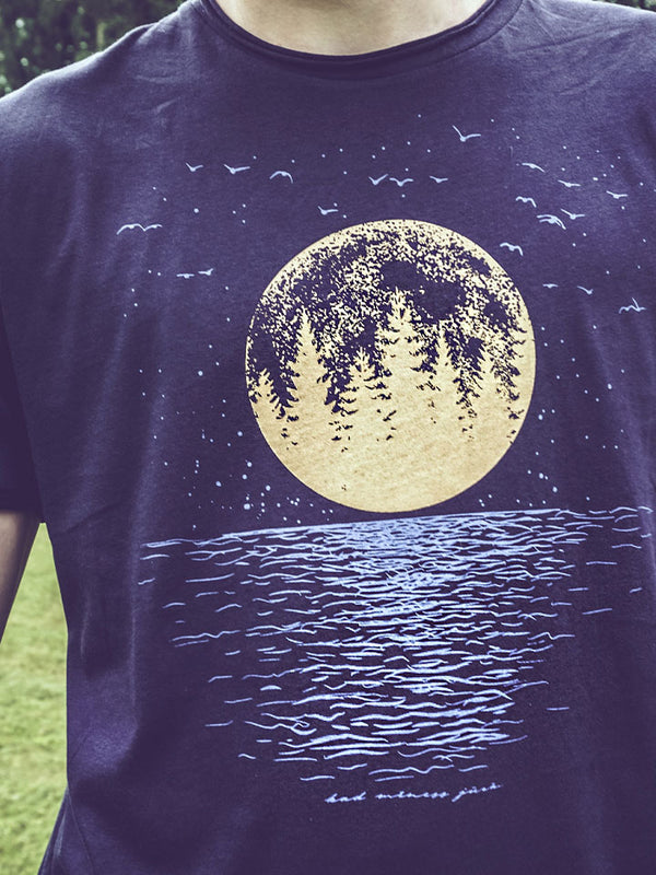 "Mēness jūrā" uz Roll t-krekla